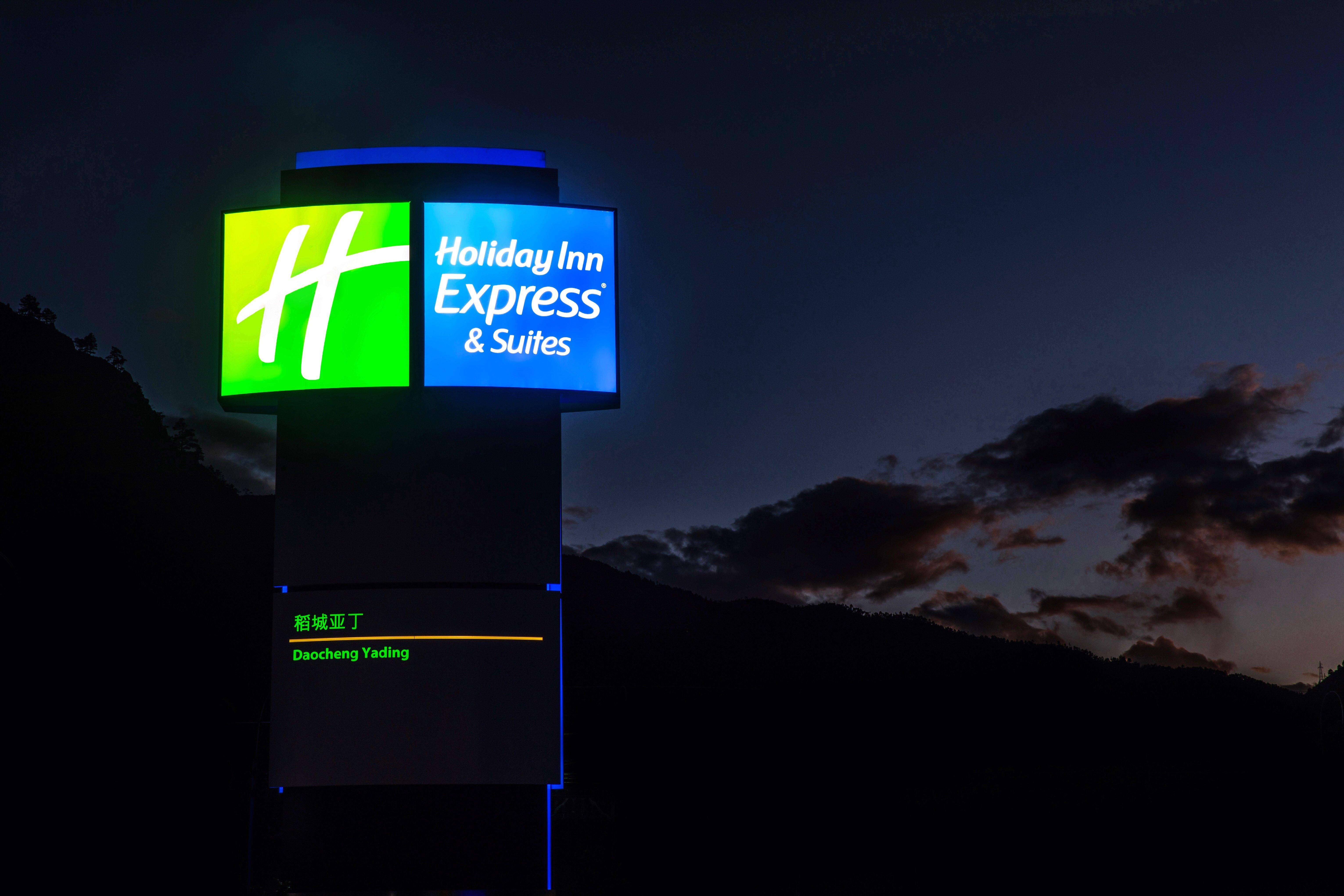 Holiday Inn Express Daocheng Yading, An Ihg Hotel Exterior photo