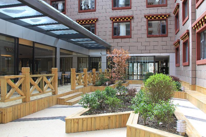 Holiday Inn Express Daocheng Yading, An Ihg Hotel Exterior photo