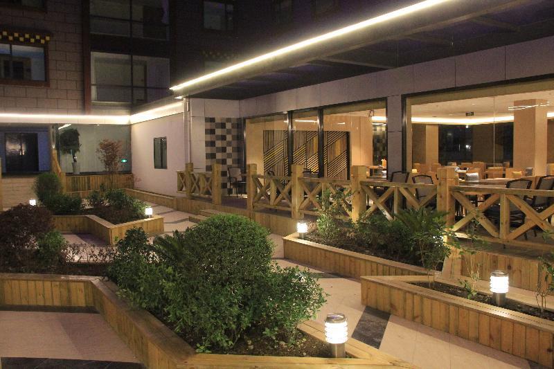 Holiday Inn Express Daocheng Yading, An Ihg Hotel Exterior photo